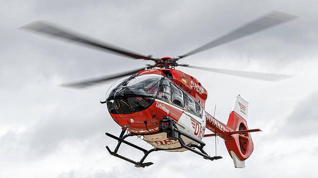 Ein Rettungshubschrauber der DRF-Luftrettung im Einsatz (Symbolbild). Der Heli musste gleich zweimal zu schweren Motorradunfällen im ...
