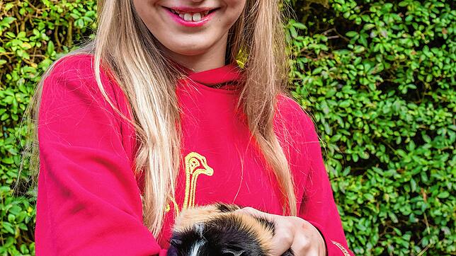 Pauline Rau (10) mit Wuschel und Knuffel.