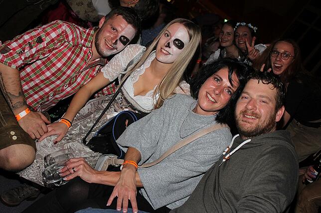 Bild 23: 1400 Gäste feiern die Halloweennacht in Tracht mit der Band Allgäu Power