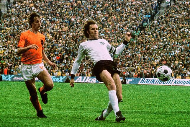 Duell zweier Fußball-Idole im WM-Finale 1974: Franz Beckenbauer (rechts) in Aktion gegen den Niederländer Johan Cruyff.