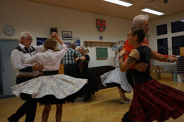 Die &bdquo;Dancing Wolves&ldquo; achten auf ihre Kleidung: Die Männer tragen schwarze Hosen und Westernhemden, die Frauen Petticoats.