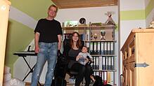 Sascha Lahr ist die Versorgung seiner kleinen Familie mit Partnerin Catharina Müller, Sohn Simon und den beiden Hunden Micky (links) und ...