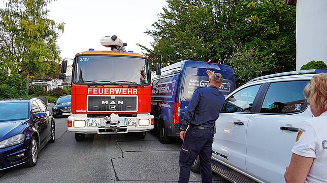 In der engen Josefstraße winkt Kommandant Sommer das Einsatzfahrzeug durch die Engstelle. Foto: Rosa Di Nardo