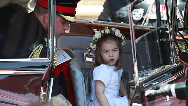 Wegen Prinzessin Charlottes Kleid soll es 2018 kräftig zwischen Prinzessin Kate und Herzogin Meghan gekracht haben.