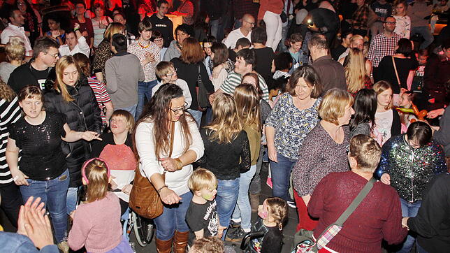 Auch die neunte Benefizveranstaltung "Come together – dance together" des Caritas-Verbands Singen Hegau und der Diskothek Top 10 lockte ...