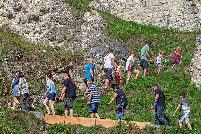 &bdquo;Schlange gehen&ldquo; war angesichts des starken Besucherandrangs auf der Ruine Dietfurt angesagt.