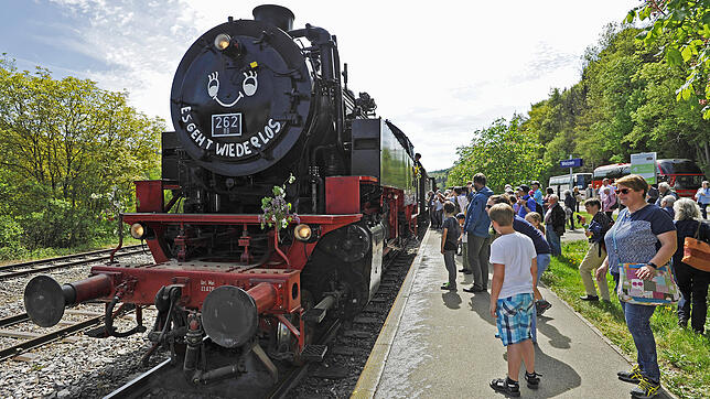 Die Blumberger Sauschwänzlebahn ist bei Eisenbahnsfans in der ganzen Welt beliebt. Unser Bild zeigt die Dampflok beim Saisonstart 2018 ...