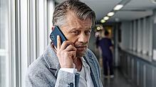 Niko Falk (Andreas Guenther) auf dem Weg zum Krankenbett seines Freundes und Kollegen Alexander Haller.