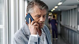 Niko Falk (Andreas Guenther) auf dem Weg zum Krankenbett seines Freundes und Kollegen Alexander Haller.