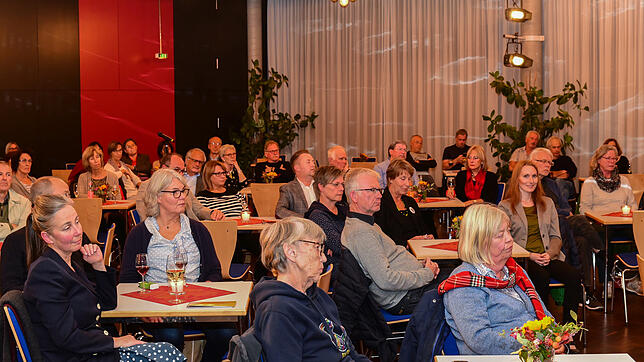 Rund 60 Zuhörer kommen zur Stammtischdiskussion zum Thema Kultur ins Theater am Ring.