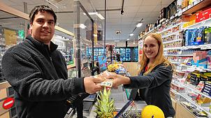 Kassiererin Vanessa Kurz vom Rewe-Markt Michael Gut in St. Georgen übergibt dem Kunden David Bösinger Bargeld. „Ich finde das sinnvoll, ...