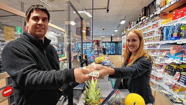 Kassiererin Vanessa Kurz vom Rewe-Markt Michael Gut in St. Georgen übergibt dem Kunden David Bösinger Bargeld. „Ich finde das sinnvoll, ...