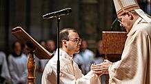 Lukas Nagel wird von Erzbischof Stephan Burger zum Priester geweiht.  Foto: Peter Cupec