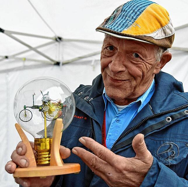 Adalbert Emser wird während des Kindertheater-Festivals eine Ausstellung &bdquo;Glühbirnenschiffe&ldquo; im Doschhaus machen.