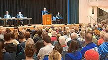 Volles Haus in der Stadthalle Wehr bei der Kandidatenvorstellung. Das Interesse am Auftritt der drei Bpürgermeisterkandidaten Michael ...
