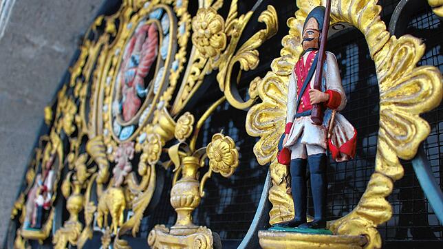 Jetzt sind sie wieder auf Wachtposten: Die zwei fürstlichen Soldaten-Figuren im Eingangsbereich zum Fürstlich Fürstenbergischen Archiv.