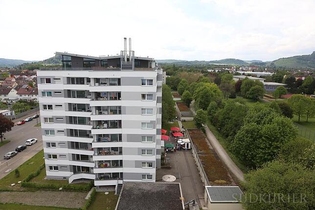 hex si hegau bau Nachbarn Vom Dachgeschoss haben die Bewohner auch die modernen Nachbarhäuser und den Hegau im Blick.