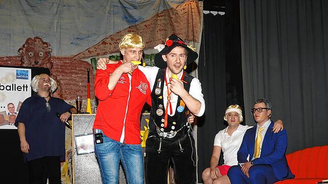Komödiantische Talente gibt es auch beim Männerballett, das lokale Persönlichkeiten und Episoden beim Bunten Abend der Bermatinger ...
