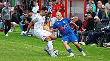 Wichtiges Tor: Alessio Lentisco (links, gegen den Jestetter Silas Kübler) legte beim 3:1-Sieg des FC Erzingen im Derby gegen den SV ...