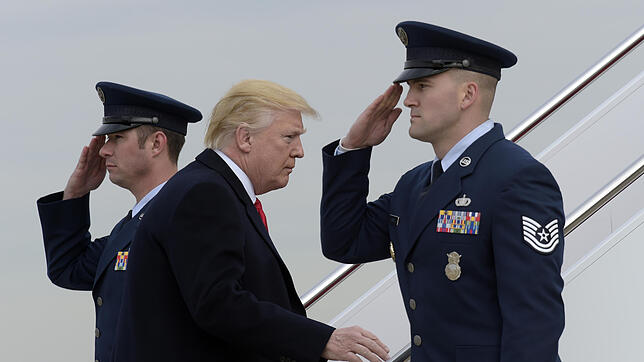 US-Präsident Donald Trump geht am 17.02.2017 auf der Andrews Air Force Base in Maryland, USA, die Treppe zum Flugzeug Air Force One ...