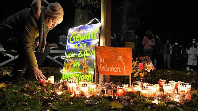 Femizid an der Ostsee am 31.10.22: Mit einer Mahnwache gedenken Trauernde wenige Tage nach dem Mord der umgebrachten Frau.