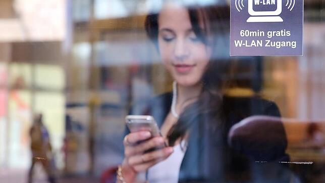 Auch unterwegs gibt es an vielen Orten WLAN. Bei der Suche helfen Verzeichnisse im Netz und Smartphone-Apps.