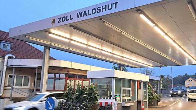 Zöllner stoppen am Grenzübergang Waldshut (Archivbild) einen mutmaßlichen Schleuser.
