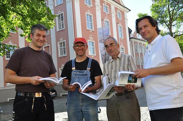 Demnächst soll ihr Kulturverein ein "e.V." haben: Der Vorsitzende Michael Dörr mit seinen Stellvertretern (weiter von links) Sebastian ...