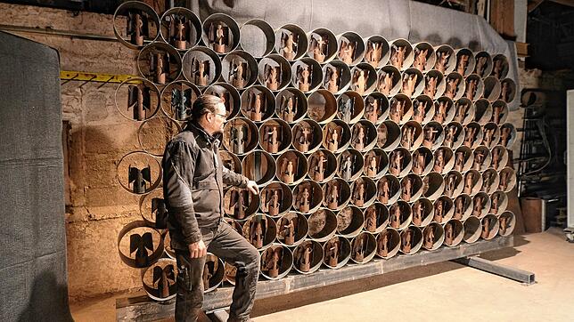Eine Röhrenskulptur mit Engelfiguren zeigt dieses Werk. 50 Metallkunstwerke sind im Schönwälder Landschaftspark aufgebaut, 70 kleinere ...