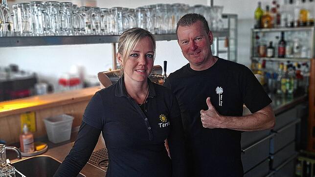 Silvia Minde und Oliver Krüger hinter der Theke in der Terrasse Dingelsdorf. Gemeinsam mit Krügers Ehefrau Samran betreiben die beiden ...