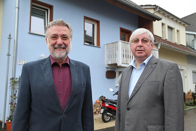 Die Salvatorianerpatres Bernhard Fuhrmann (links) und Peter Daubner vor dem Geburtshaus des Ordensgründers in Gurtweil.