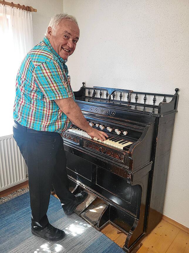 Hans-Peter Kleemann am Harmonium, an dem er als Kind seine ersten Griffe ausprobiert hat. „Ich war manchmal so in Aktion, dass der ...