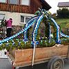Per Traktor wird die Osterkrone zu ihrem Brunnen in Leustetten gefahren. Einwohner haben sie mit zahlreichen bemalten Eiern geschmückt.