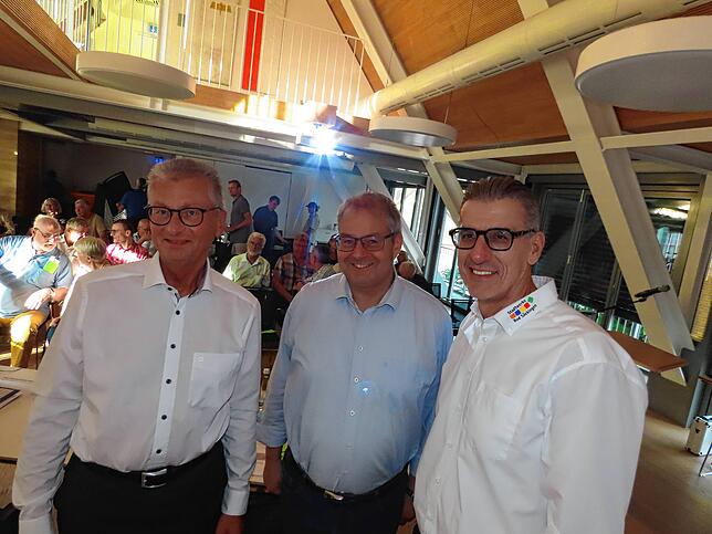 In der Generalversammlung der Bürgerenergie Südschwarzwald mussten die Vorstandsprecher (von links) Dirk Scheffner und Alexander Guhl ...