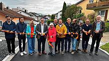Die Freude über die gelungene Sanierung im Hans-Thoma-Weg ist bei allen am Bau beteiligten und den Anwohnern groß. Im Bild (vierter von ...