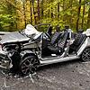 Die Feuerwehr musste am Sonntag eine Person mit schwerem Gerät aus diesem Auto schneiden. Insgesamt haben sich bei dem Unfall am ...