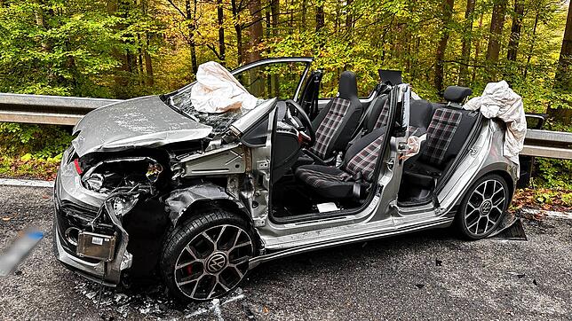 Die Feuerwehr musste am Sonntag eine Person mit schwerem Gerät aus diesem Auto schneiden. Insgesamt haben sich bei dem Unfall am ...