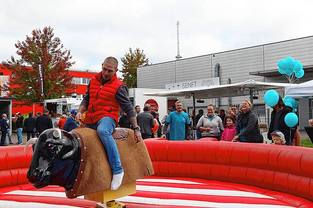 Sebastian Stehle hält sich wacker beim Bullenreiten. Die Kolleginnen im Hintergrund freut‘s.