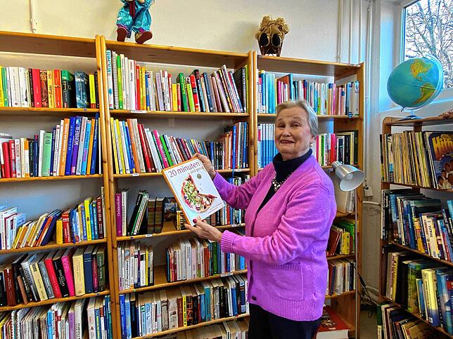 Lesespaß für ein paar Cent &ndash; hier werden Bücherfans fündig, wie Annelie Hinz demonstriert.