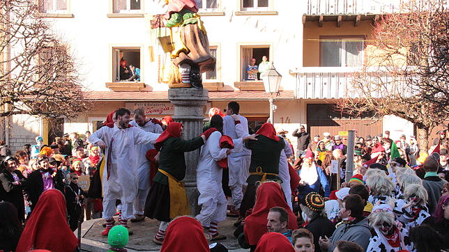 Bevor eine Löffinger Hexe ins Häs darf, muss sie ein strenges Ritual durchlaufen. So auch der Tanz um den Hexenbrunnen. Bild: Gerold Bächle
