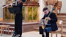 Flötistin Elena La-Deur und Gitarrist Noel Shutina bei ihren musikalischen Darbietungen in der altehrwürdigen Brigachtaler Martinskirche.