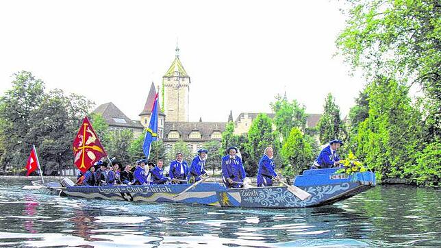 Alle zehn Jahre fahren Vertreter der Stadt Zürich in historischen Kostümen auf Ruderbooten über Limmat, Aare und Rhein nach Straßburg. ...