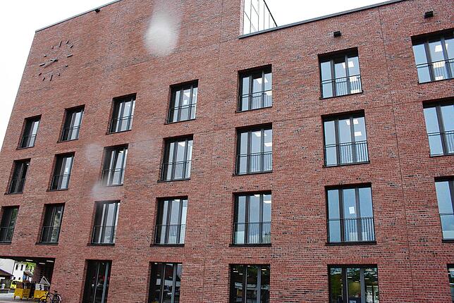 Das Salemer Rathaus, dessen Fassaden mit 750 000 roten Klinkersteinen verkleidet sind, gleicht farblich dem Roten Rathaus in Berlin.