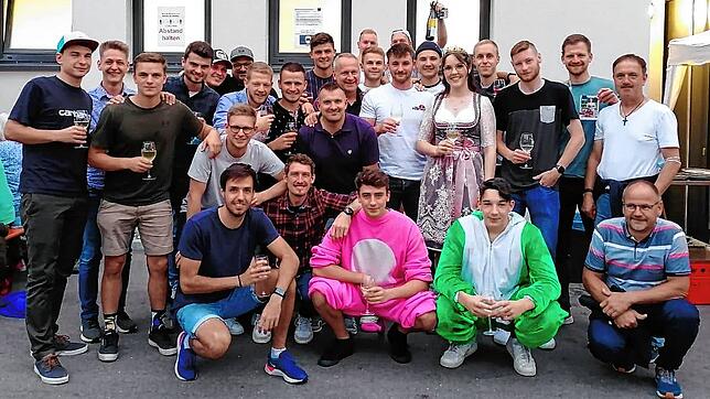Spaß im Trainingslager: Die SG Mettingen/Krenkingen und ihr Trainer Georg Isele (rechts, stehend) arbeiteten durchaus konzentriert in ...