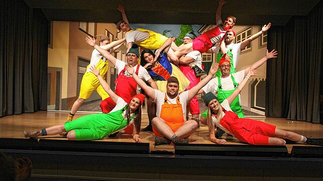 Ein krönender Abschluss eines großartigen Rietvogelballs. Das Männerballett &bdquo;Rietkrähenfüße&ldquo; als Zwerge mit Schneewittchen ...