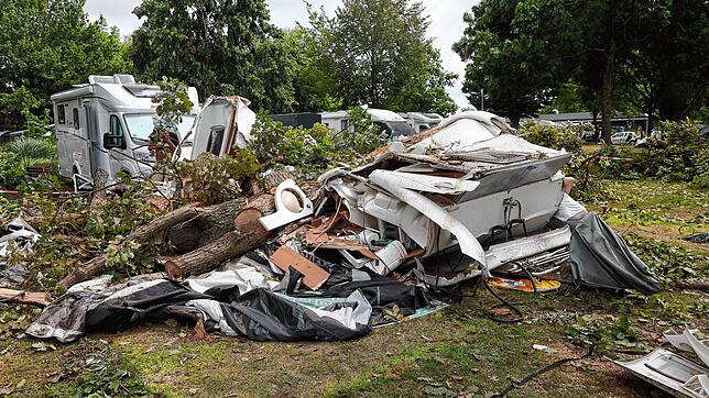 Diesen Wohnwagen auf dem Campingplatz Allensbach hat das Unwetter schlimm getroffen. Eine 34-jährige Frau und ihre fünfjährige Tochter ...