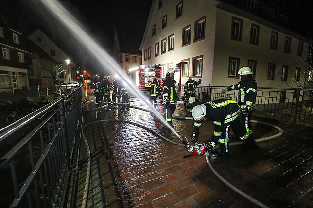 Feuerwehr kämpft auch in Furtwangen gegen das Hochwasser Über Stunden hinweg waren am Donnerstagabend und in der Nacht auf Freitag die Feuerwehren auch im Bereich Furtwangen unterwegs.