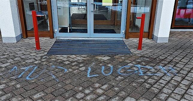 Am Eingang der Sporthalle findet sich ebenfalls ein aufgesprühter Schriftzug.