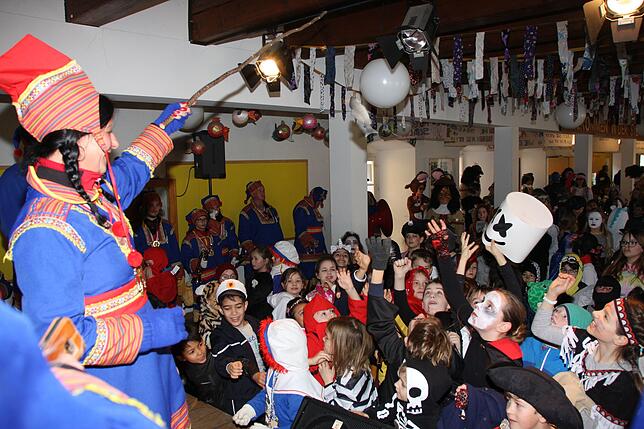 In der Stephansschule fallen die Lappen der Niederburg ein, begleitet vom Fanfarenzug und der Klepperle-Garde, und befreien die Schüler. ...