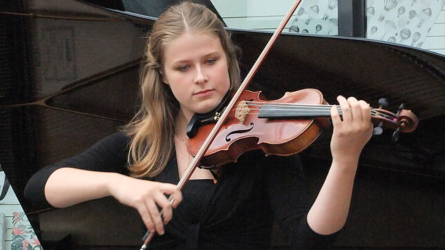 Katharina von Behren ist eine von 19 Meisterschülern der Sommerakademie. Beim Open-Air-Konzert entlockte sie dem Publikum Bravo-Rufe.